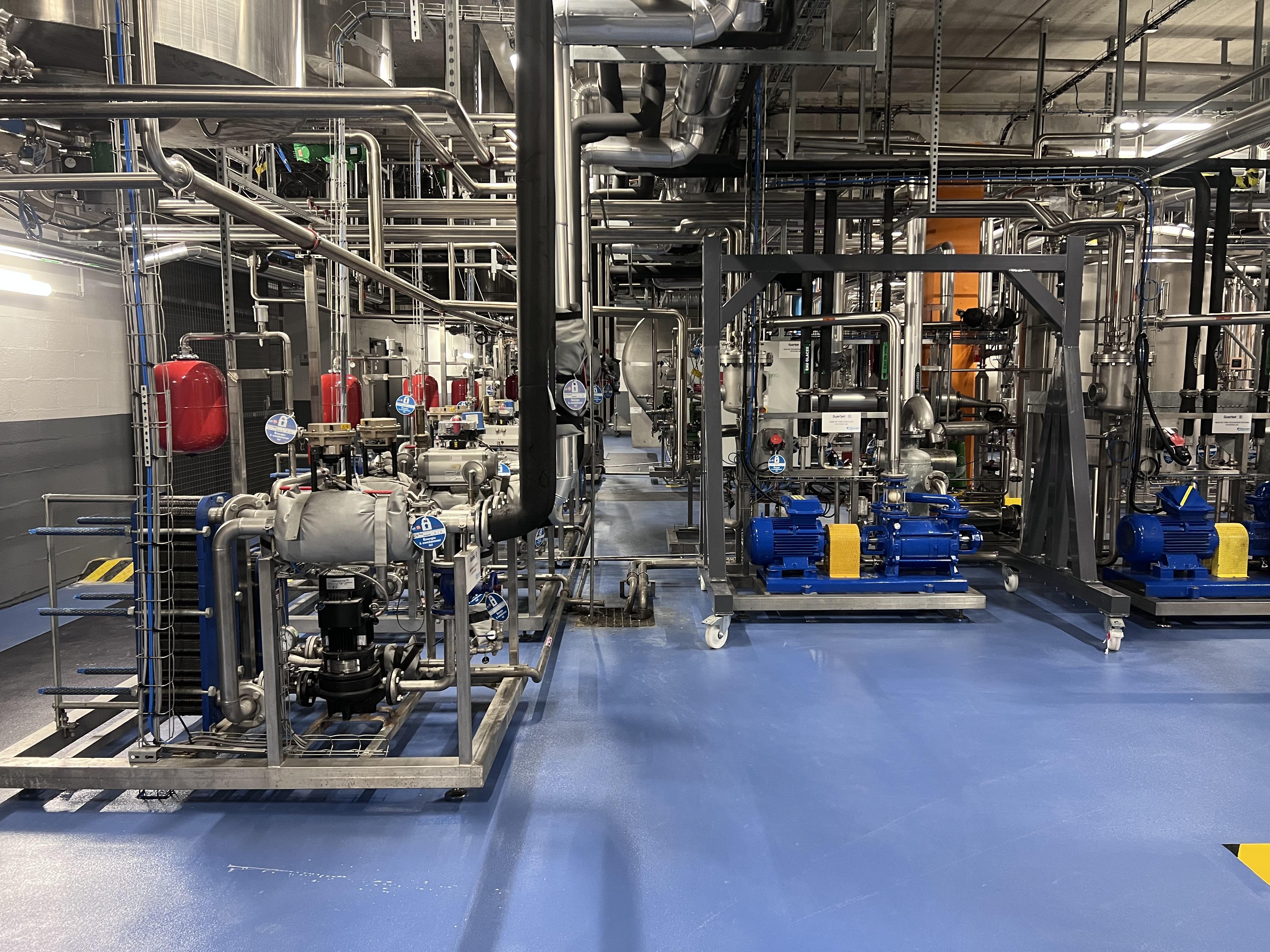 Mise en place de sol résine à résistance chimique en industrie pharmaceutique