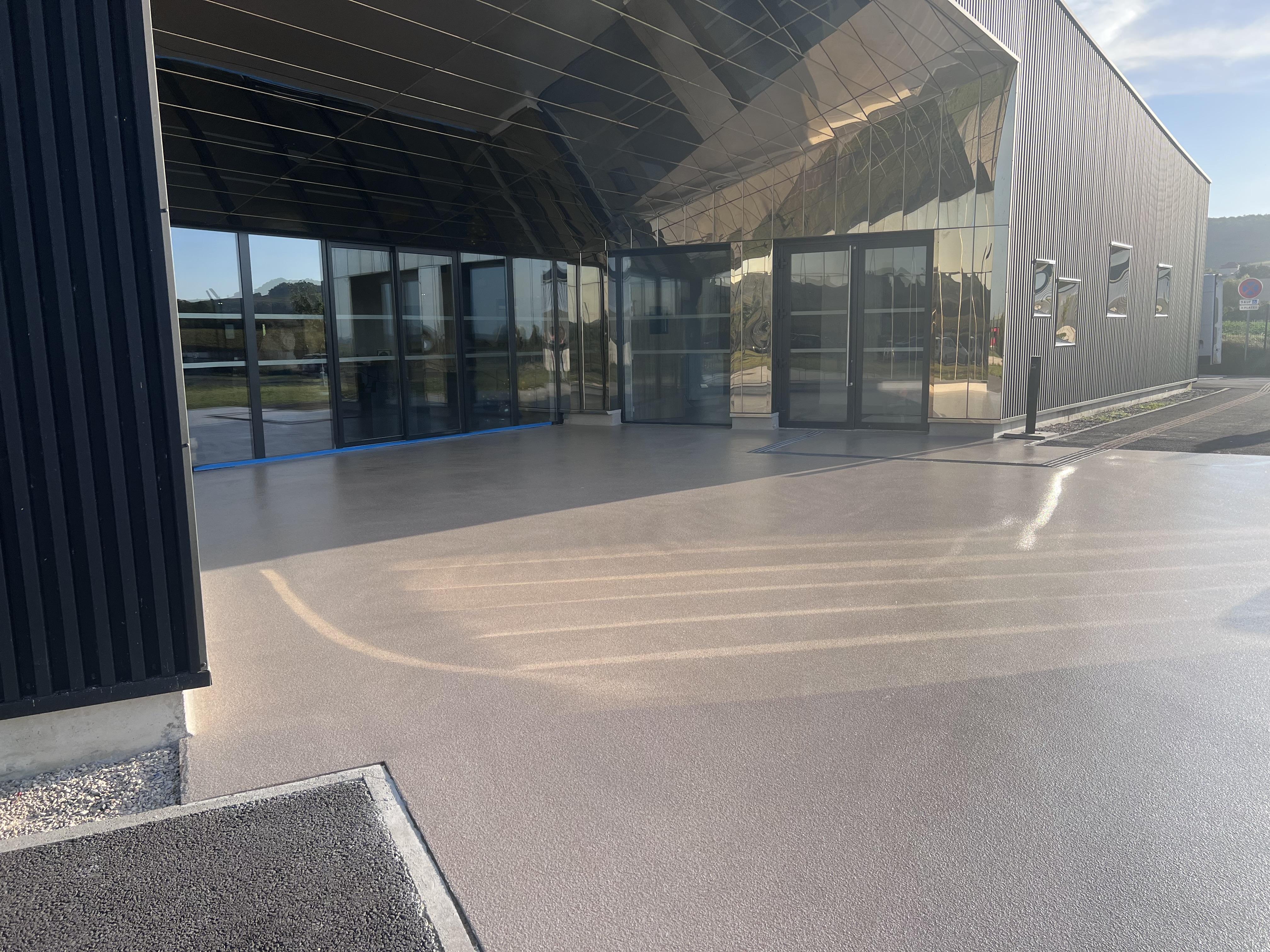 Couche de fermeture insensible aux UVs. Salle des fêtes près de Reims
